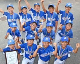 優勝したスカイホークスのメンバー=アメニスキッピースタジアム 優勝したスカイホークスのメンバー=アメニスキッピースタジアム