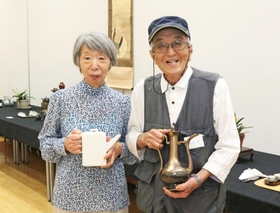 前川進さんと妻の久仁子さん=郷の音ホール 前川進さんと妻の久仁子さん=郷の音ホール