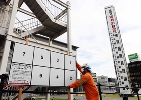 ポスター掲示板の設置作業が始まった=三田市三輪2 ポスター掲示板の設置作業が始まった=三田市三輪2