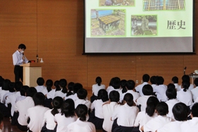 スライドを使ってプレゼンに臨む生徒=八景中学校 スライドを使ってプレゼンに臨む生徒=八景中学校