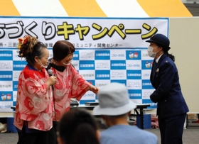 特殊詐欺防止へ漫才を披露する「まるっち~ず」と三田署員=三田市弥生が丘1 特殊詐欺防止へ漫才を披露する「まるっち~ず」と三田署員=三田市弥生が丘1