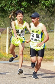 狭間中2区の岩田祐樹選手(左)、3区小川拳周選手=県立丹波並木道中央公園 狭間中2区の岩田祐樹選手(左)、3区小川拳周選手=県立丹波並木道中央公園