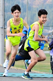 男子・狭間の5区中西優人選手(左)からたすきを受け取る6区松本怜維選手=豊岡市日高町(撮影・秋山亮太) 男子・狭間の5区中西優人選手(左)からたすきを受け取る6区松本怜維選手=豊岡市日高町(撮影・秋山亮太)
