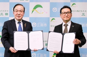 連携協定を締結した森哲男市長(左)と、オプテージの河田靖弘・取締役常務執行役員=三田市役所(市提供) 連携協定を締結した森哲男市長(左)と、オプテージの河田靖弘・取締役常務執行役員=三田市役所(市提供)