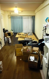 10畳の部屋。「ただいま」を言う相手はいない=三田市内 10畳の部屋。「ただいま」を言う相手はいない=三田市内