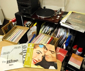 趣味のレコード。段ボールいっぱいに入っている=三田市内 趣味のレコード。段ボールいっぱいに入っている=三田市内