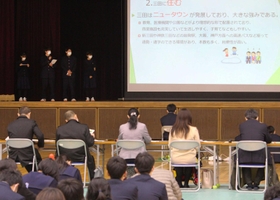 市の職員に向け、地域課題の解決について提案する生徒=北摂三田高校 市の職員に向け、地域課題の解決について提案する生徒=北摂三田高校