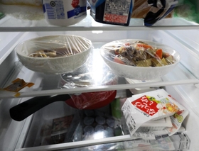 冷蔵庫の作り置き。この日はカキの時雨煮と肉じゃががあった=三田市内 冷蔵庫の作り置き。この日はカキの時雨煮と肉じゃががあった=三田市内