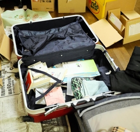 いつでも地元に帰られるよう、スーツケースは開けたまま=三田市内 いつでも地元に帰られるよう、スーツケースは開けたまま=三田市内