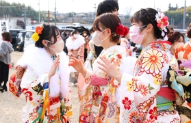 久々の再会を喜ぶ新成人=三田市天神1 久々の再会を喜ぶ新成人=三田市天神1