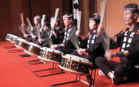 市総合文化センター・郷の音ホールで事前収録した映像(提供) 市総合文化センター・郷の音ホールで事前収録した映像(提供)