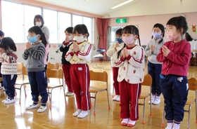 犠牲者を思い、黙とうをささげる=三田市志手原 犠牲者を思い、黙とうをささげる=三田市志手原