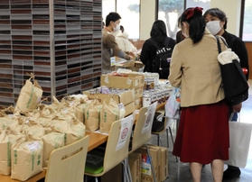 食料を受け取る学生たち=湊川短期大学 食料を受け取る学生たち=湊川短期大学
