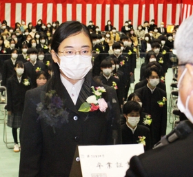 卒業証書を受け取る代表生徒=三田市天神2 卒業証書を受け取る代表生徒=三田市天神2