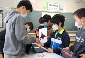 文具の種類や都道府県の形を見分けるAIの体験もあった=志手原小 文具の種類や都道府県の形を見分けるAIの体験もあった=志手原小