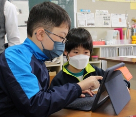 2年生にプログラムの組み方を解説する5年生=志手原小 2年生にプログラムの組み方を解説する5年生=志手原小