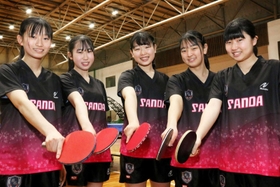 三田学園卓球部の女子メンバー。(右から)嵯峨山美紀さん、吉田美穂さん、吉田愛佳さん、井上春奈さん、安田結芽さん=三田市南が丘2 三田学園卓球部の女子メンバー。(右から)嵯峨山美紀さん、吉田美穂さん、吉田愛佳さん、井上春奈さん、安田結芽さん=三田市南が丘2