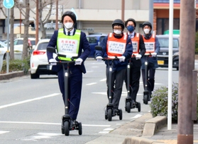 電動キックボードを試乗する市職員ら=三田市天神1 電動キックボードを試乗する市職員ら=三田市天神1