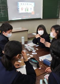 「○」「×」それぞれの立場から意見を出し合う=三田市狭間が丘1 「○」「×」それぞれの立場から意見を出し合う=三田市狭間が丘1
