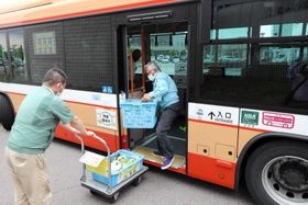 路線バスで運ばれた野菜を降ろすパスカルさんだ一番館の職員=三田市川除 路線バスで運ばれた野菜を降ろすパスカルさんだ一番館の職員=三田市川除