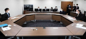 意見を交わす斎藤元彦県知事(左端)と森哲男市長(右端)=三田市役所 意見を交わす斎藤元彦県知事(左端)と森哲男市長(右端)=三田市役所