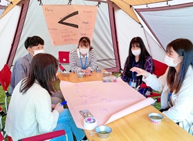 テントの中でワークショップに取り組む学生=関西学院大学神戸三田キャンパス テントの中でワークショップに取り組む学生=関西学院大学神戸三田キャンパス