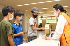 オリジナルグッズが当たる抽選を楽しむ子どもたち=三田市福島 オリジナルグッズが当たる抽選を楽しむ子どもたち=三田市福島
