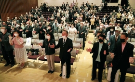 一本締めで結婚50年を祝う参加者=北神区文化センター 一本締めで結婚50年を祝う参加者=北神区文化センター