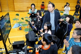 「こうみん未来塾」でフライトシミュレーターを操縦する子どもたち=2018年3月、三田市母子 「こうみん未来塾」でフライトシミュレーターを操縦する子どもたち=2018年3月、三田市母子