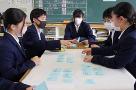 インターネットの良い点や悪い点について意見を出し合い、内容ごとにグループ分けしていく=狭間中学校 インターネットの良い点や悪い点について意見を出し合い、内容ごとにグループ分けしていく=狭間中学校