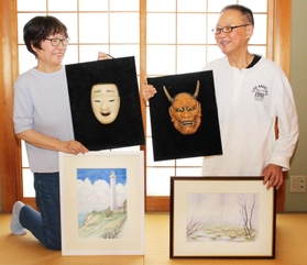 それぞれの性格が出ているという能面と水彩画を持つ小池さん夫妻=三田市 それぞれの性格が出ているという能面と水彩画を持つ小池さん夫妻=三田市