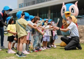 花束を手渡す子どもたち=三田市役所(市提供) 花束を手渡す子どもたち=三田市役所(市提供)