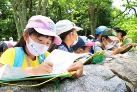 メモを取りながら観察する子どもたち=中央公園 メモを取りながら観察する子どもたち=中央公園