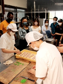 和菓子作りを見学する留学生=三田市三輪2 和菓子作りを見学する留学生=三田市三輪2