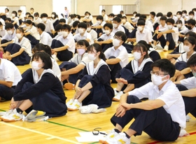 遺族の話に熱心に耳を傾ける北摂三田高校の生徒=三田市狭間が丘1 遺族の話に熱心に耳を傾ける北摂三田高校の生徒=三田市狭間が丘1