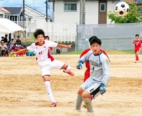 決勝ゴールを決める畑尾咲登さん(左)=富士中学校 決勝ゴールを決める畑尾咲登さん(左)=富士中学校