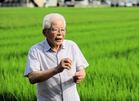 父から継いだ田んぼの前で話す大西勲さん=三田市川除 父から継いだ田んぼの前で話す大西勲さん=三田市川除