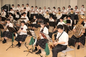 本番に向けて、合同で歌声と演奏のハーモニーを調整する=三田松聖高校 本番に向けて、合同で歌声と演奏のハーモニーを調整する=三田松聖高校
