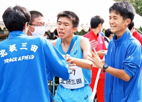 男子・北摂三田の寶井峻介主将(右)らと喜びを分かち合う西田陽規選手(中央)=丹波篠山市寺内 男子・北摂三田の寶井峻介主将(右)らと喜びを分かち合う西田陽規選手(中央)=丹波篠山市寺内
