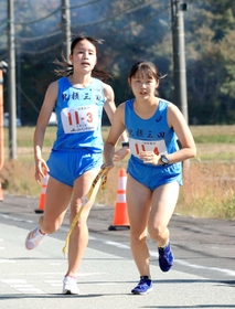 女子・北摂三田の3区内藤香乃選手(左)からたすきを受け取る4区奥野日菜選手=丹波篠山市内(撮影・鈴木雅之) 女子・北摂三田の3区内藤香乃選手(左)からたすきを受け取る4区奥野日菜選手=丹波篠山市内(撮影・鈴木雅之)