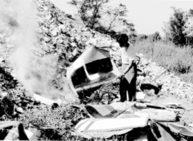 作品を焼く新宮晋さん=1966年、イタリア・ローマ、テーベレ川河畔 作品を焼く新宮晋さん=1966年、イタリア・ローマ、テーベレ川河畔