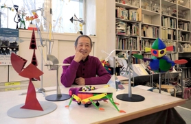 アトリエで模型を前にほほえむ=三田市藍本 アトリエで模型を前にほほえむ=三田市藍本