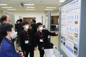 学校での研究の成果を発表する生徒 =三田市弥生が丘6 学校での研究の成果を発表する生徒 =三田市弥生が丘6
