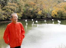 アトリエの池には「光のさざ波」が浮かべられている=三田市藍本 アトリエの池には「光のさざ波」が浮かべられている=三田市藍本