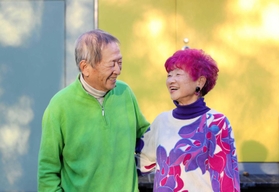 アトリエの前でほほ笑む2人 アトリエの前でほほ笑む2人