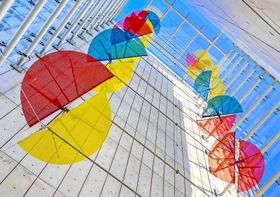 2021年の「虹色の葉」では、鮮やかな色が施された 2021年の「虹色の葉」では、鮮やかな色が施された