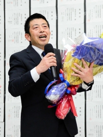 初当選を果たし、支援者に感謝の言葉を述べる白井和弥氏=三田市三輪1 初当選を果たし、支援者に感謝の言葉を述べる白井和弥氏=三田市三輪1