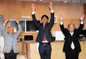 支援者らと万歳する中田英一氏(中央)=三田市下井沢 支援者らと万歳する中田英一氏(中央)=三田市下井沢