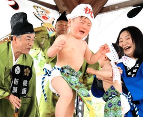 母親の手を離れ、大声を上げて泣く赤ちゃん=三田市天神3 母親の手を離れ、大声を上げて泣く赤ちゃん=三田市天神3
