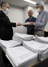 集まった署名を選挙管理委員会に提出する東浦徳次代表(右)ら=三田市役所 集まった署名を選挙管理委員会に提出する東浦徳次代表(右)ら=三田市役所